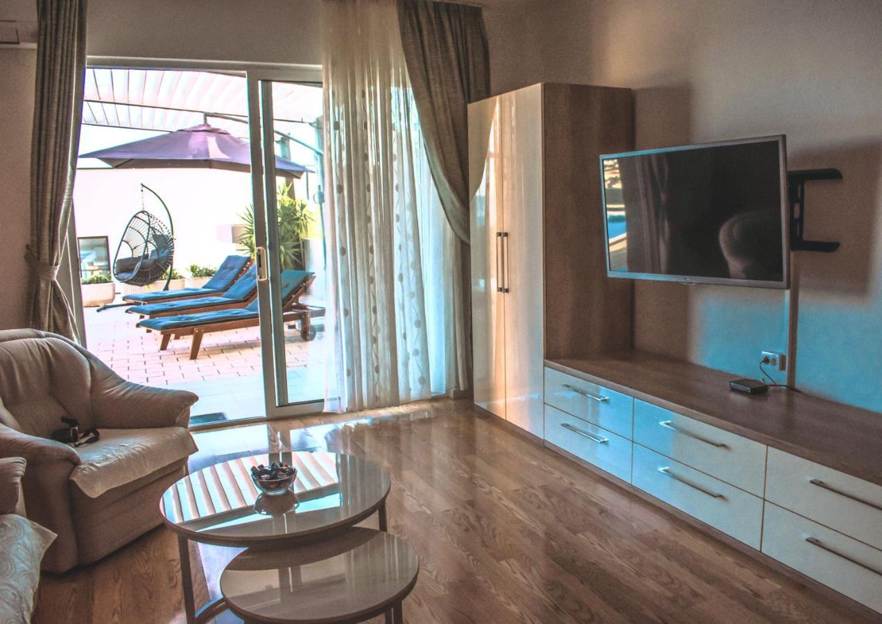 Apartment With Private Pool "Patricia" Makarska Extérieur photo