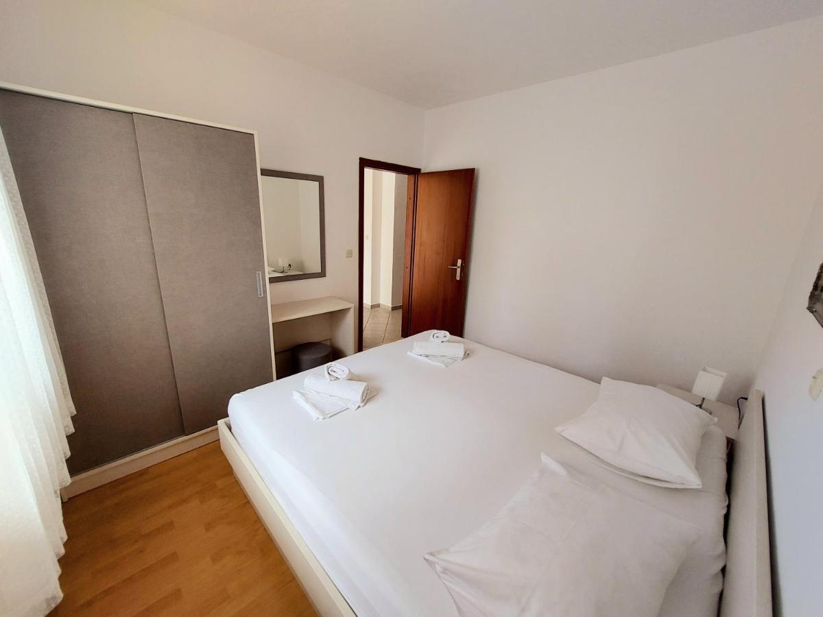 Apartment With Private Pool "Patricia" Makarska Extérieur photo
